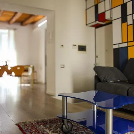 & Charme In Un Palazzo Storico Di דירה *